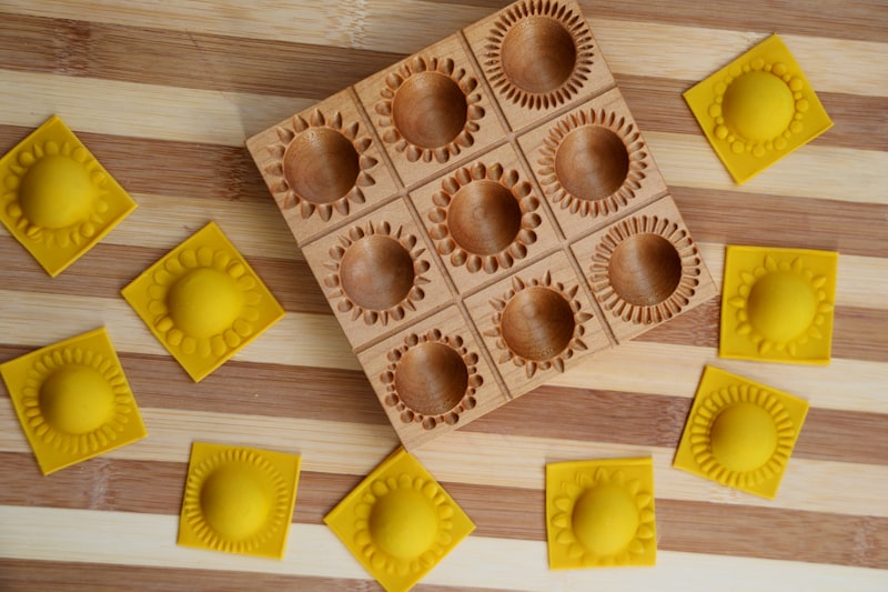 Ravioli fatti a mano con stampo artigianale in legno
