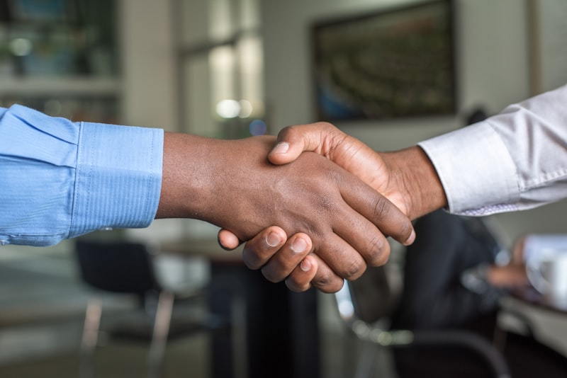 Avvocati dello studio legale Ferretti in consulenza con un cliente