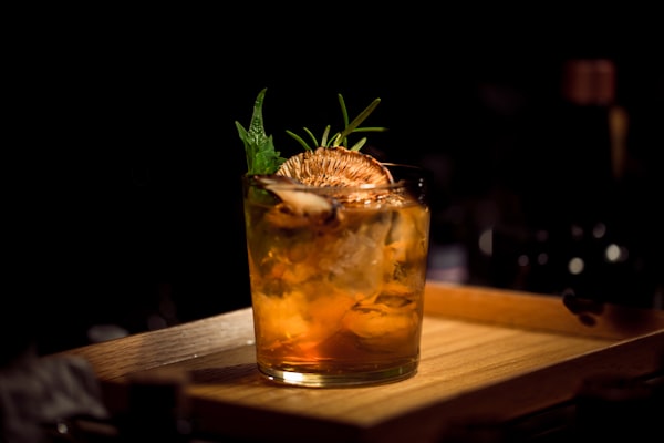 Bartender al lavoro dietro il bancone
