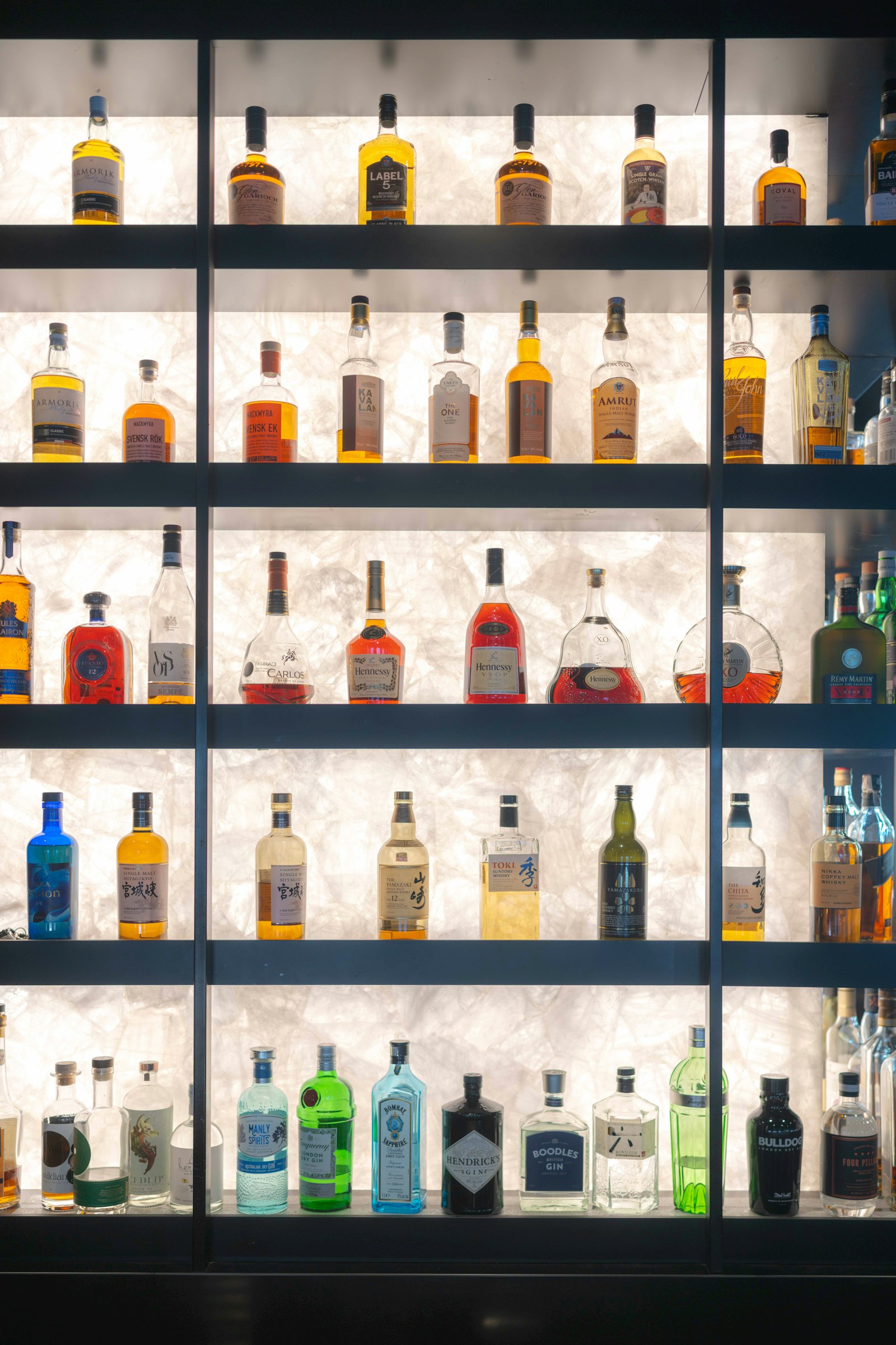 Interno del bar con bancone vintage e scaffali di bottiglie
