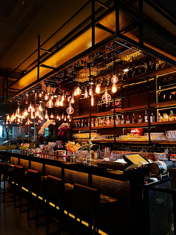 Interno del bar con luci Art Deco