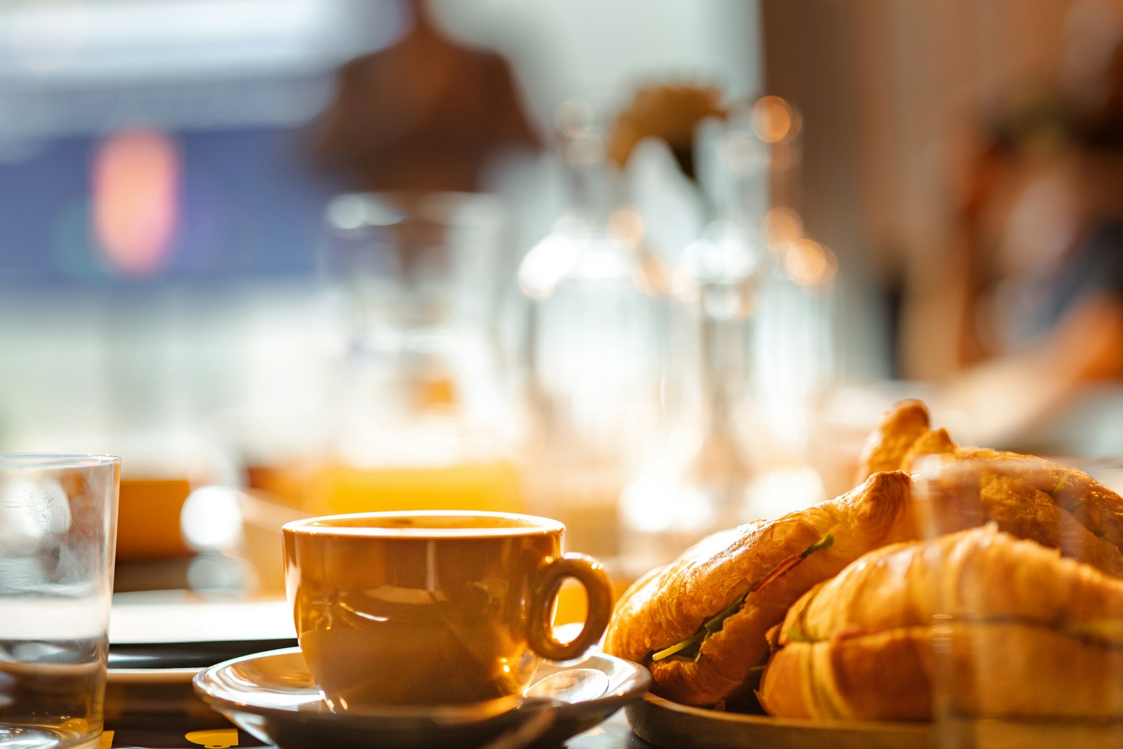 Interno del nostro caffè con banco bar moderno e luce naturale