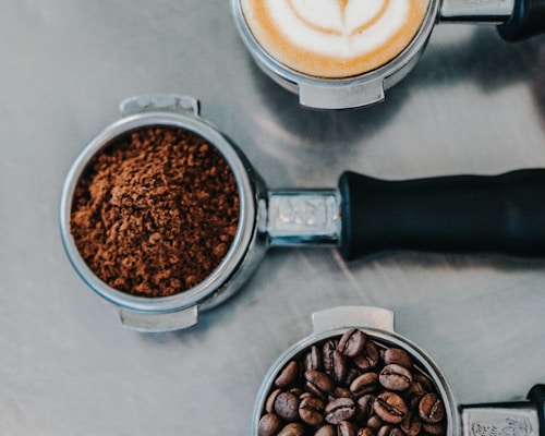 Latte art a forma di rosetta su cappuccino