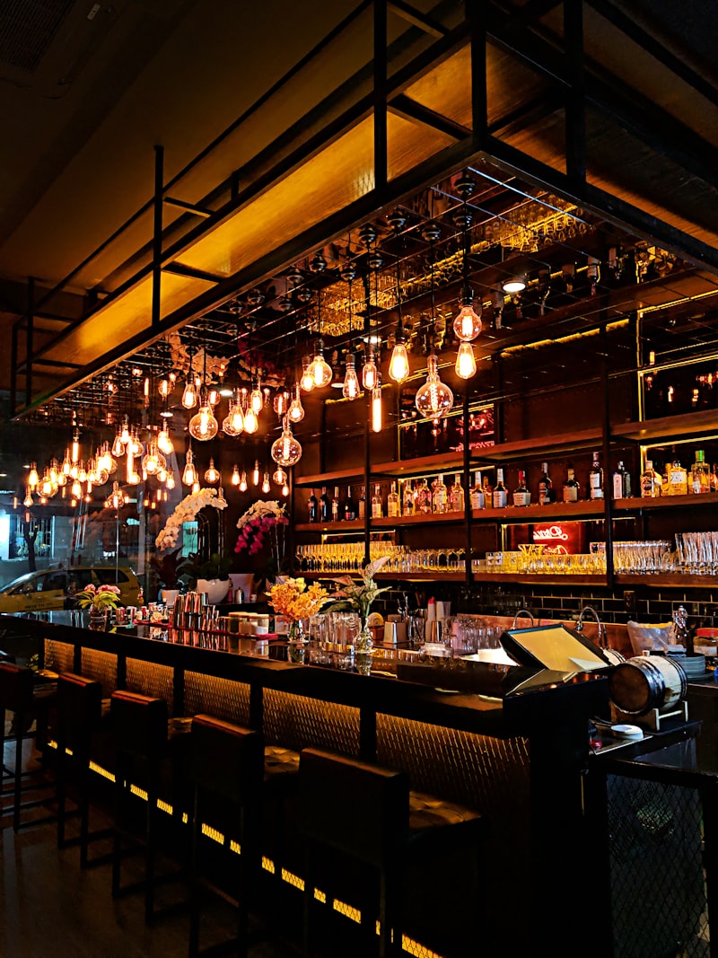 Barman al lavoro con shaker
