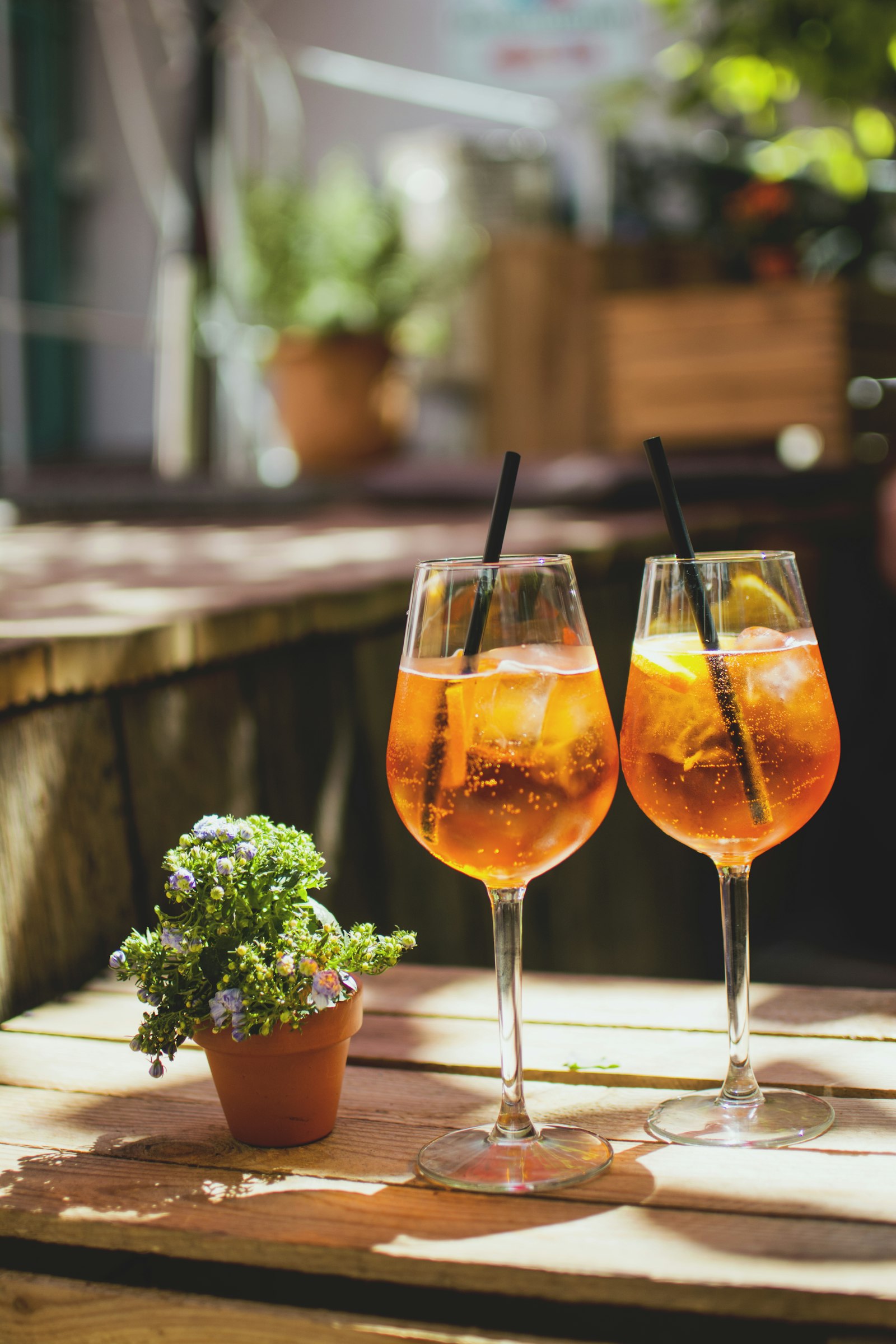 Cocktail artigianale con arancia e rosmarino