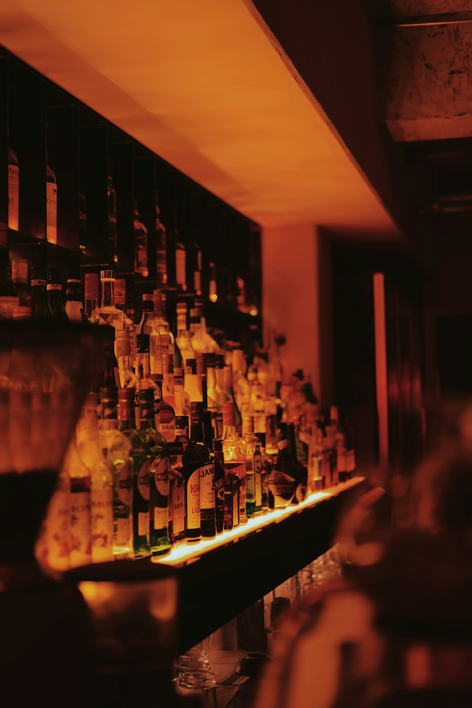 Interno del bar con atmosfera calda