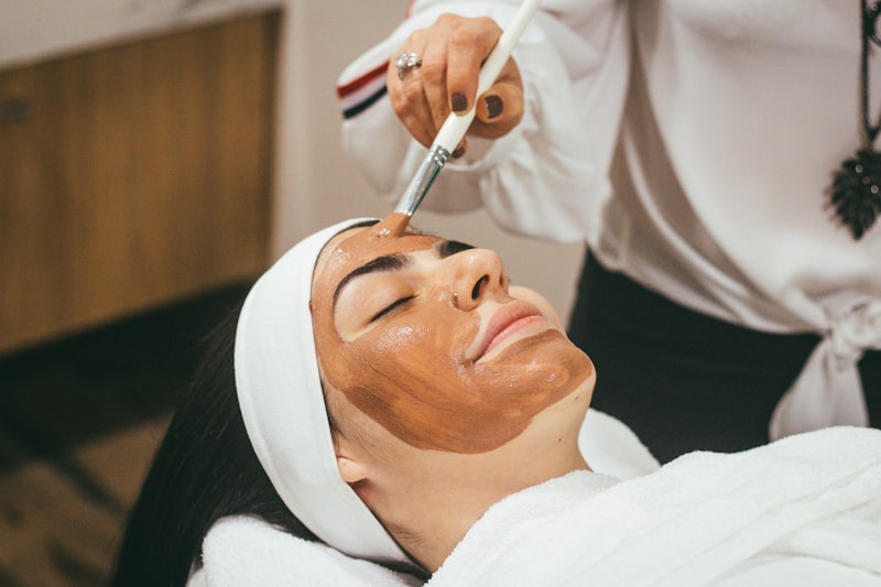 Trattamento viso professionale con maschera idratante