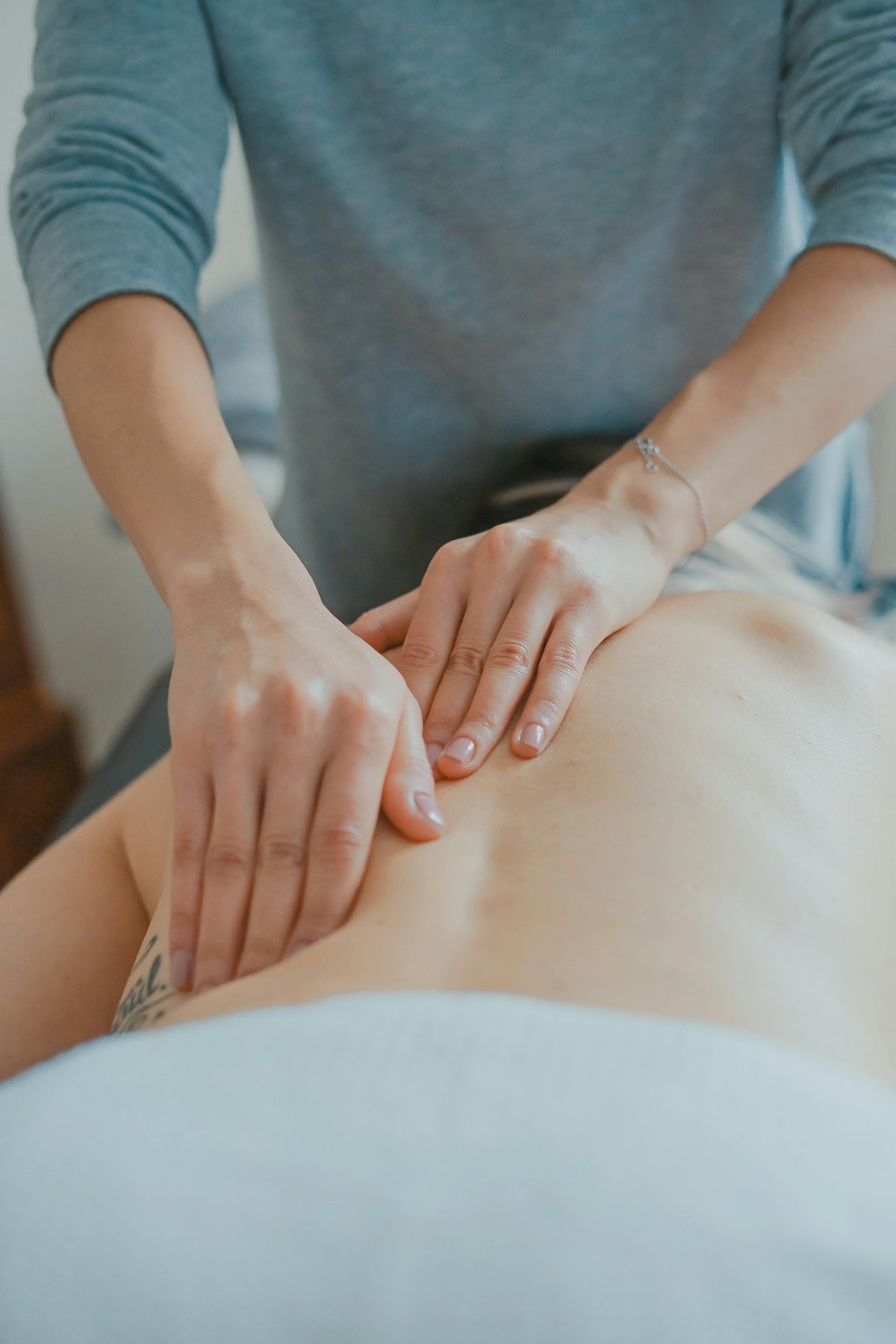 Massaggio benessere corpo eseguito da operatrice specializzata