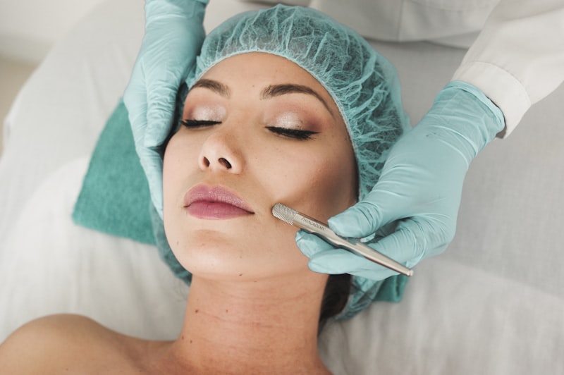 Selezione di prodotti cosmetici professionali certificati utilizzati da AuraVerde