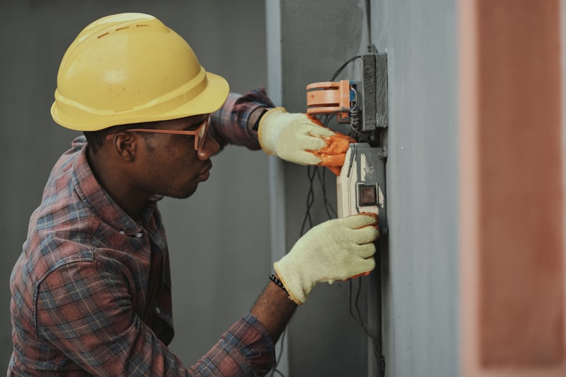 Elettricista al lavoro su impianto elettrico