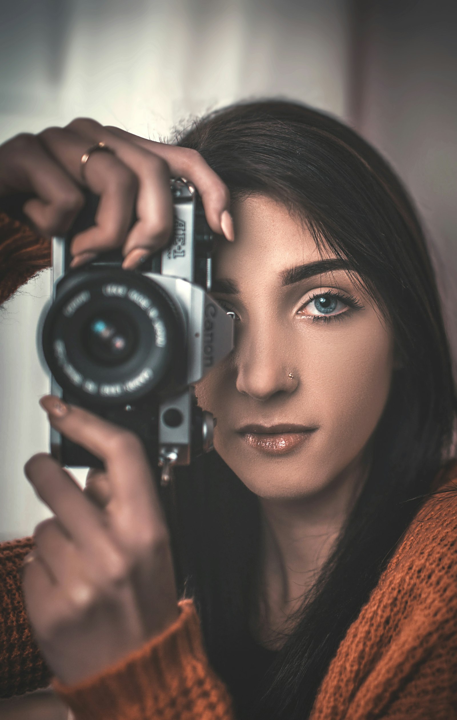 Sara Bianchi, fotografa professionista a Firenze, con la sua fotocamera