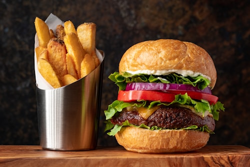 Doppio cheeseburger con cheddar fuso servito al tavolo