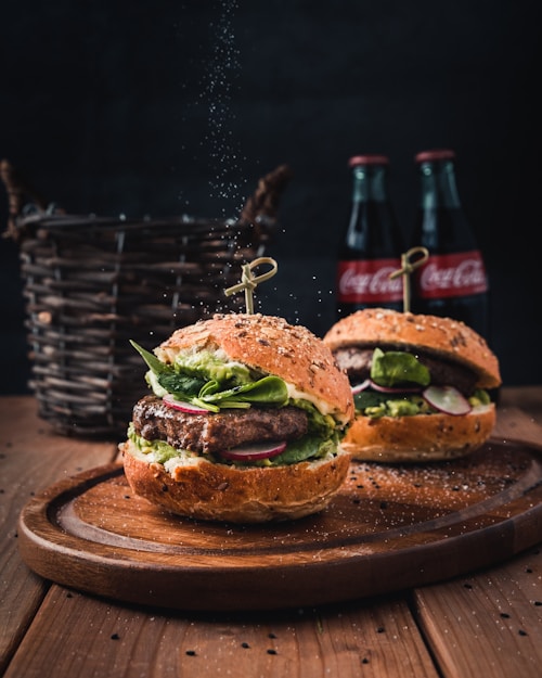 Smash burger succulento con formaggio fuso e ingredienti freschi