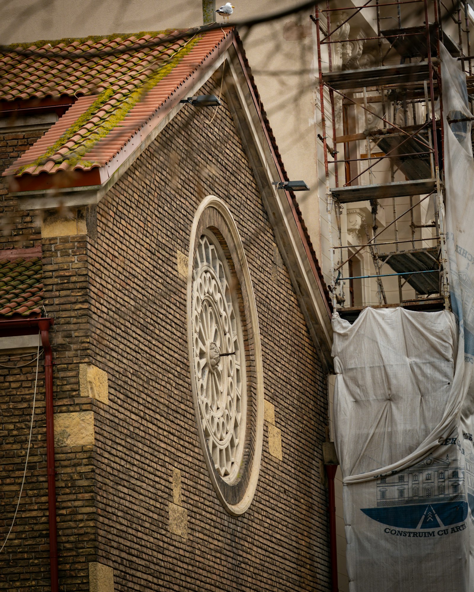 Restauro e recupero edificio storico con ponteggi