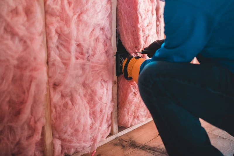 Installazione di pannelli isolanti per cappotto termico su facciata