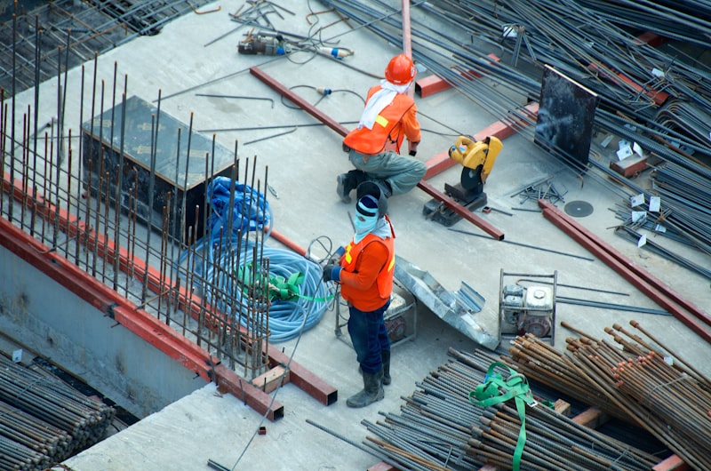 Squadra di operai MasterBuild al lavoro su un cantiere edile