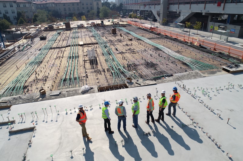 Lavori di urbanizzazione con mezzi pesanti e scavi stradali