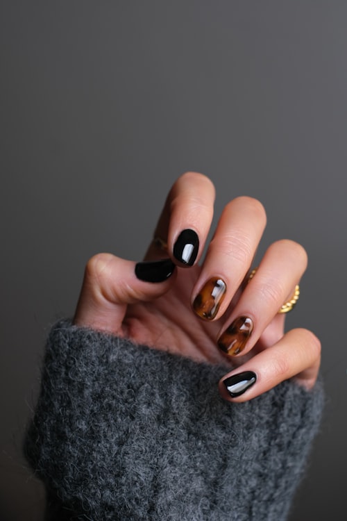 Post Instagram con nail art rosa professionale