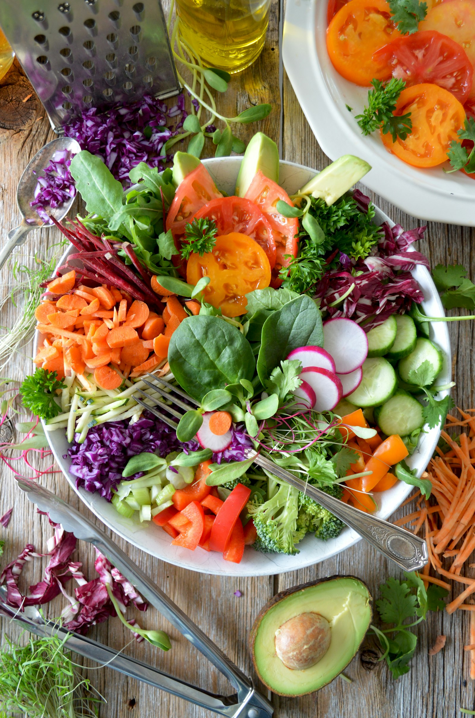 Insalata ricca di verdure fresche per la salute intestinale