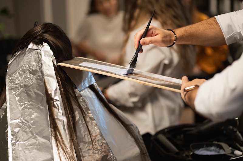Colorazione professionale su capelli scuri prima del balayage caramello