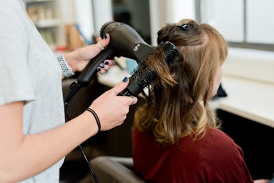 Styling capelli biondi con piega voluminosa