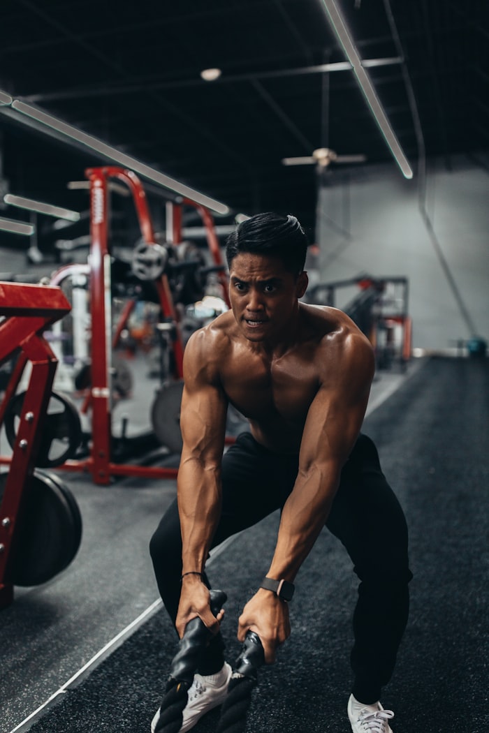 Personal trainer professionista in sala pesi durante una sessione di allenamento