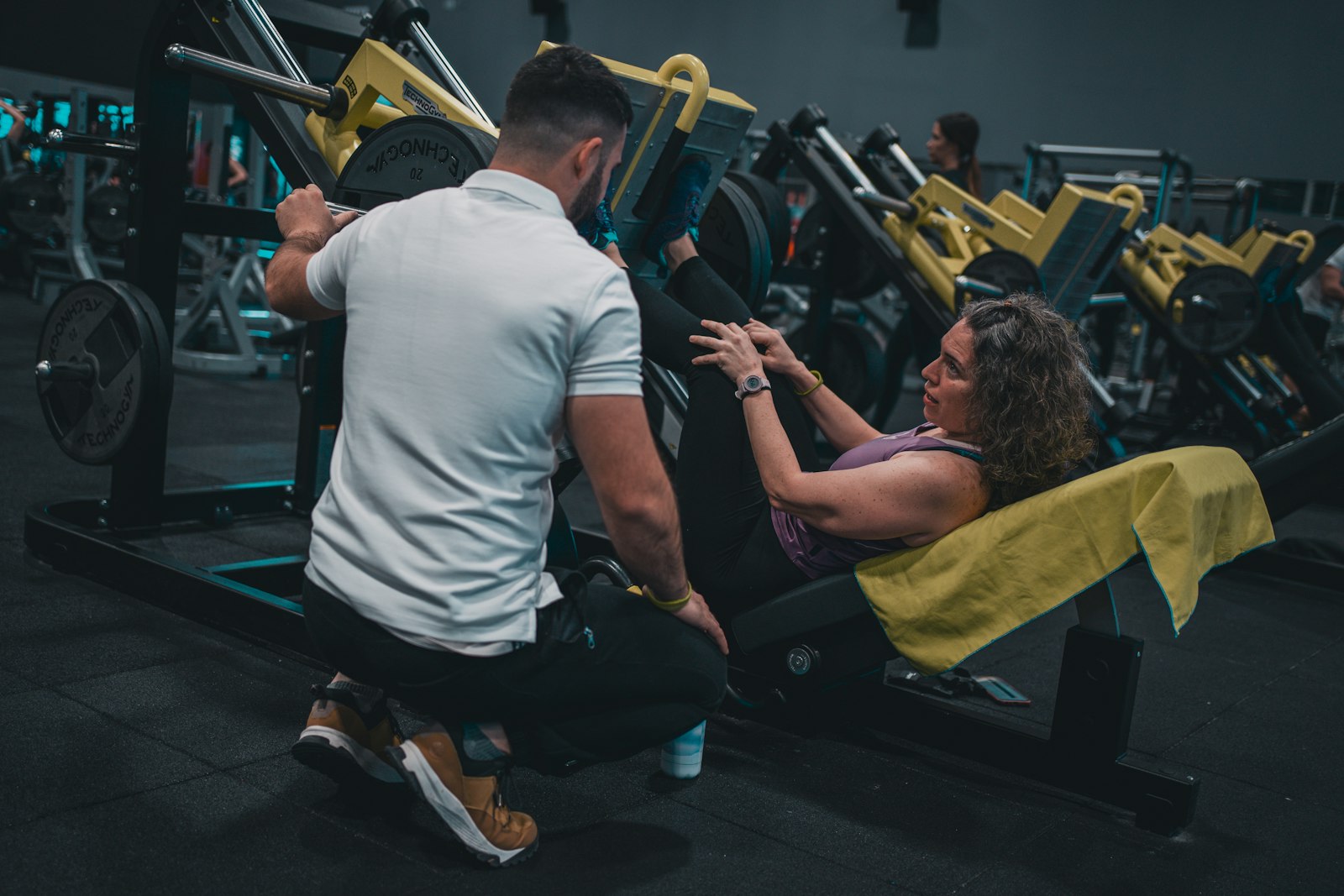Allenamento con trainer professionale in palestra moderna