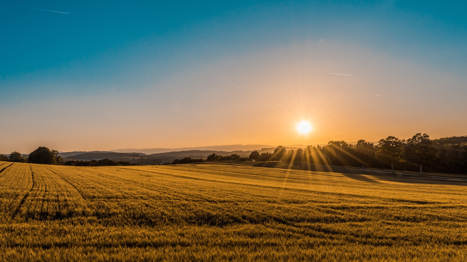 Paesaggio della campagna romana al tramonto con colline verdi