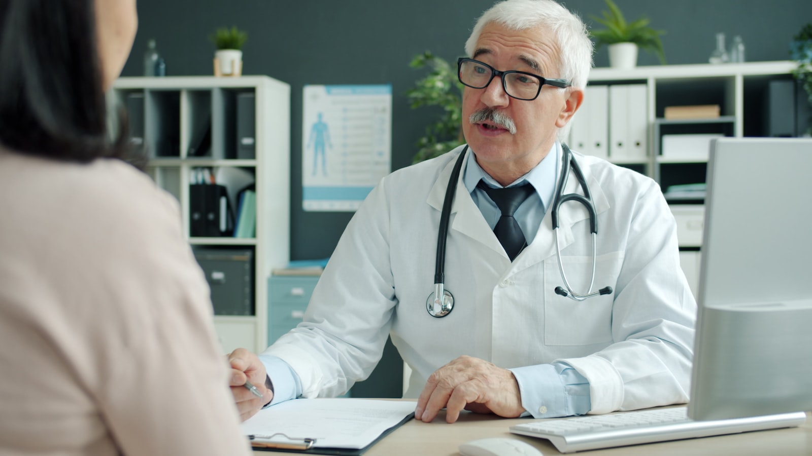Medico specialista in consultazione con paziente presso Studio Vita