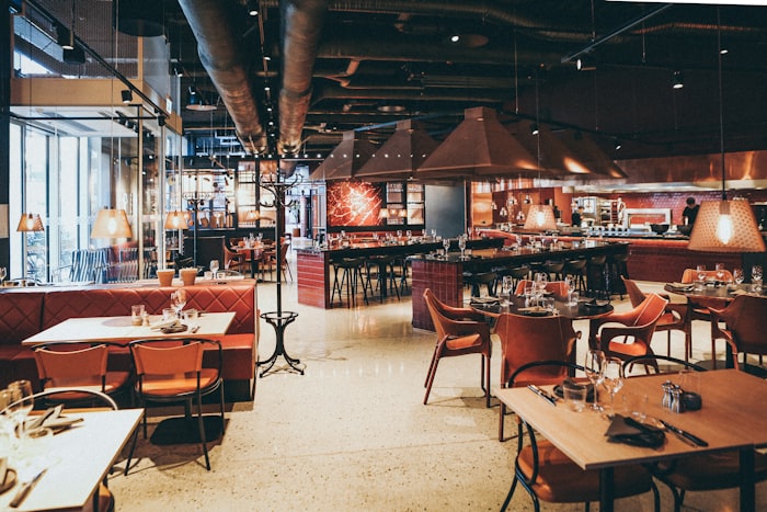 Bancone del sushi bar Nami con ambiente urbano e contemporaneo