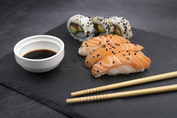 Chef itamae al lavoro nella preparazione del sushi