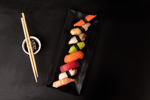 Selezione di nigiri con pesce fresco