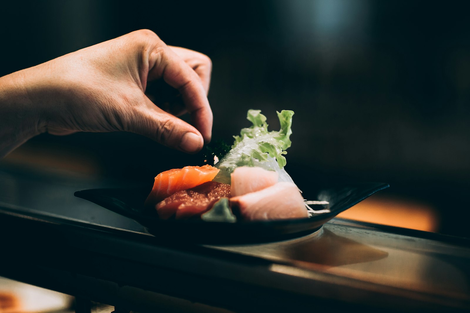 Lo chef itamae di Nami prepara il piatto omakase con cura artigianale