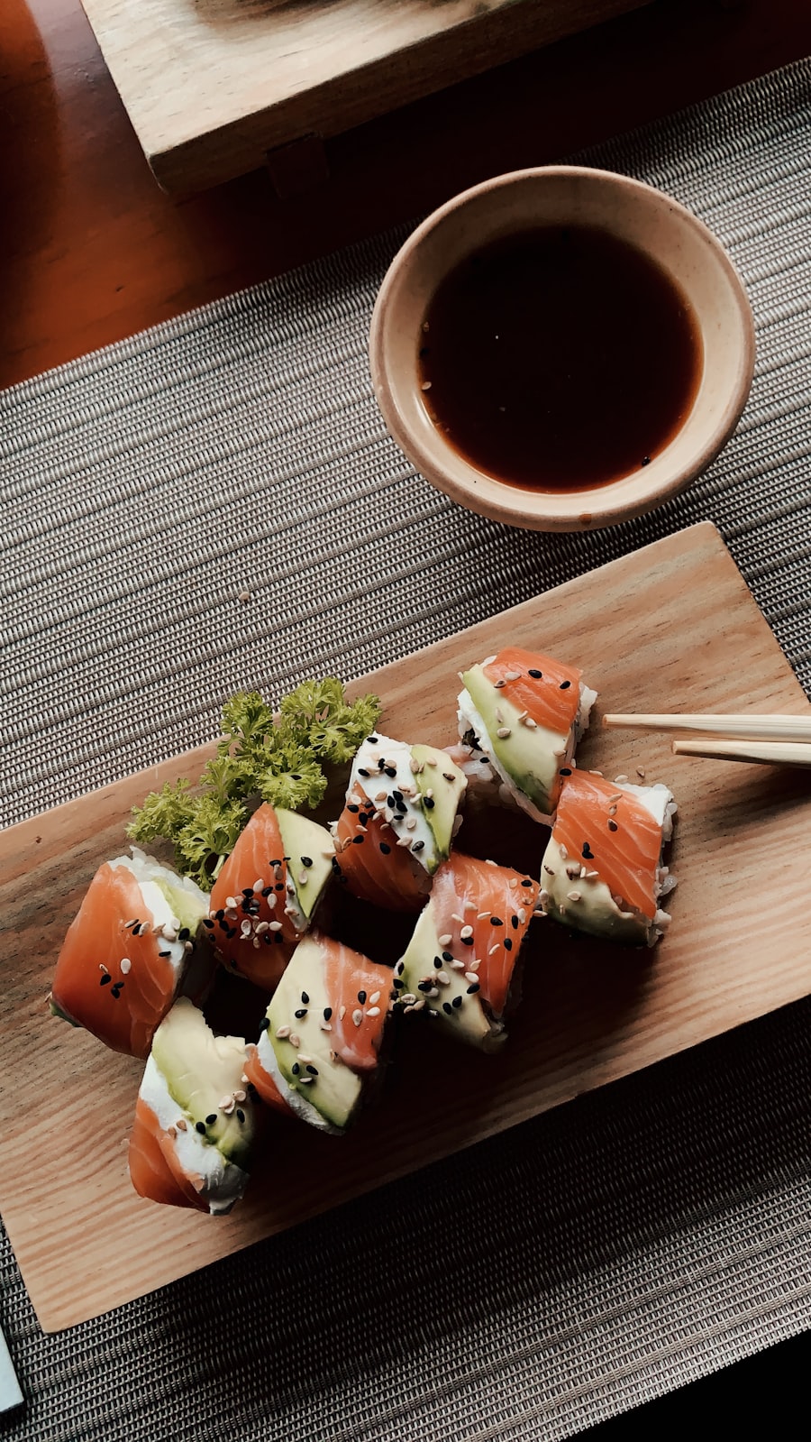 Sushi artigianale preparato con ingredienti freschi