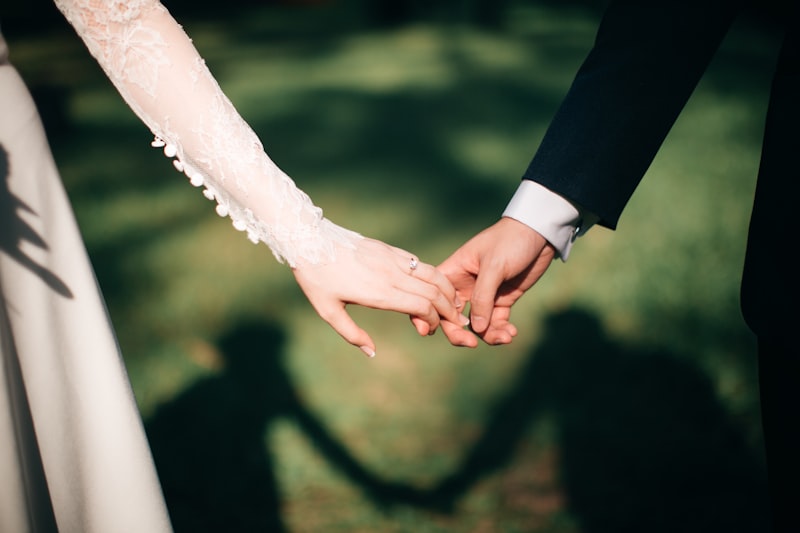 Wedding planner che organizza i dettagli di un matrimonio elegante