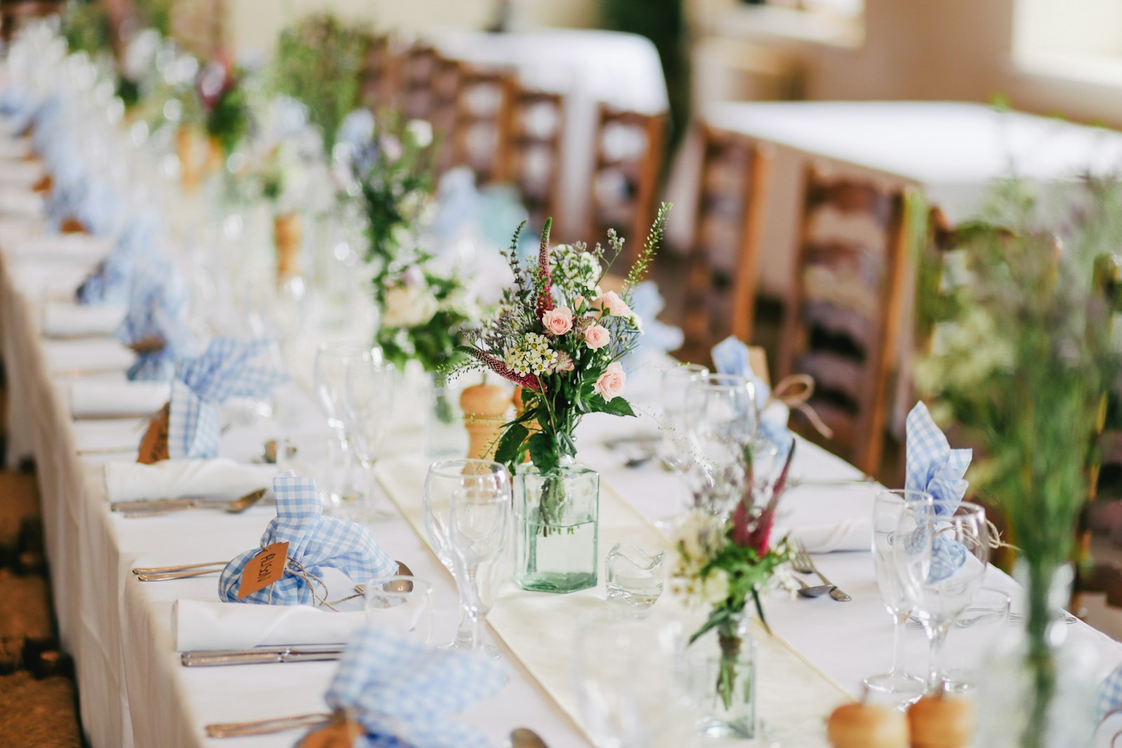 Allestimento matrimonio elegante con composizioni floreali in Italia